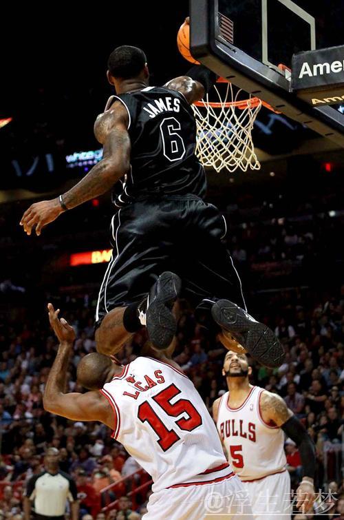 詹姆斯底线强势扣篮展现活力！